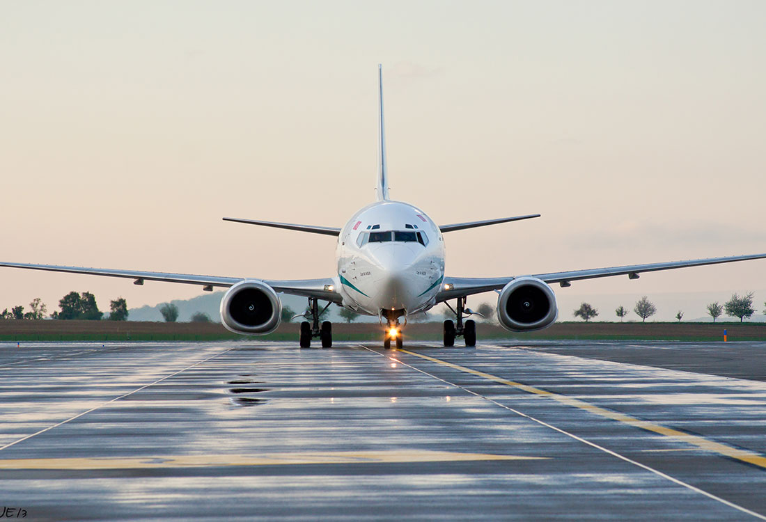 Passagierflugzeug beim Start am Kassel Airport
