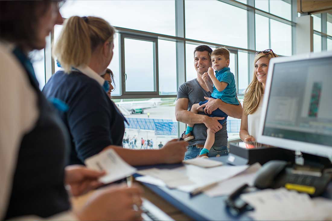 Familie beim Check-in am Flughafen Kassel Calden