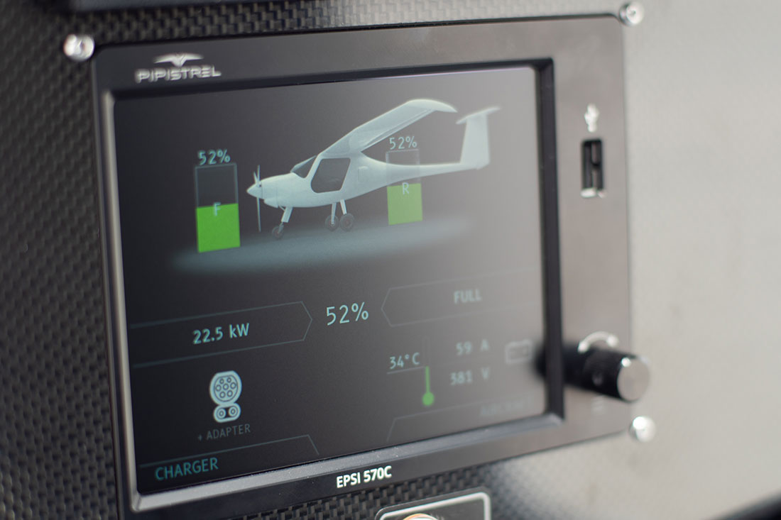 Bildschirm eines Elektroflugzeuges mit Status der Batterien
