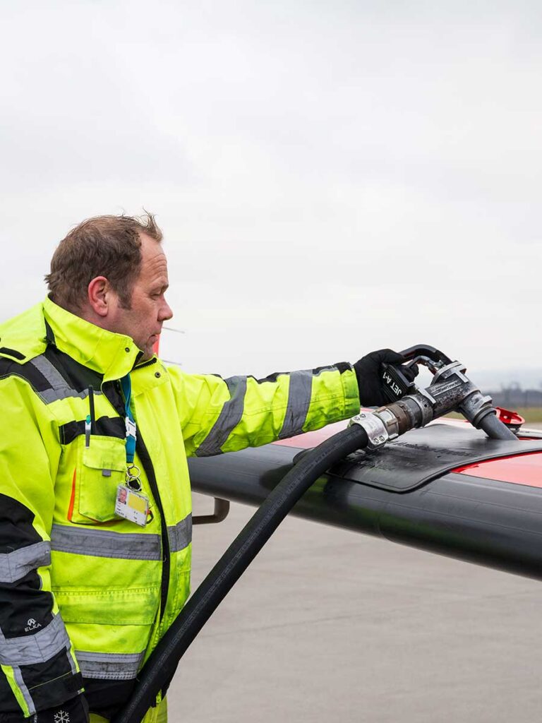 Mitarbeiter am Kassel Airport beim Betanken eines Flugzeuges