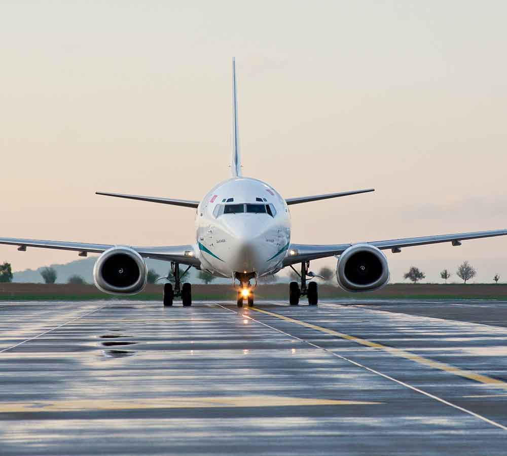 Flugzeug beim Start am Flughafen Kassel