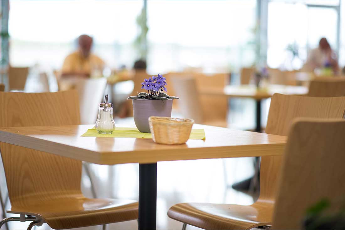 Tische im Gastronomiebereich des Flughafens Kassel