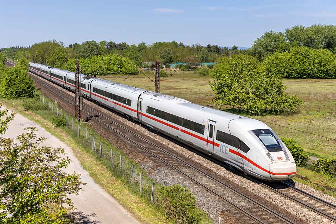 Symbolbild für den Bahnhof Kassel: ein ICE auf freier Strecke.