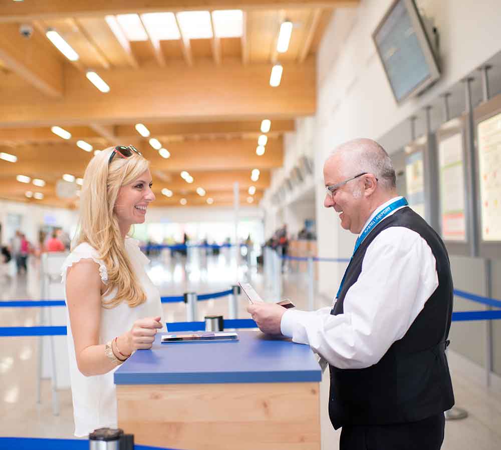 Eine Frau beim Check-in am Kassel Airport,