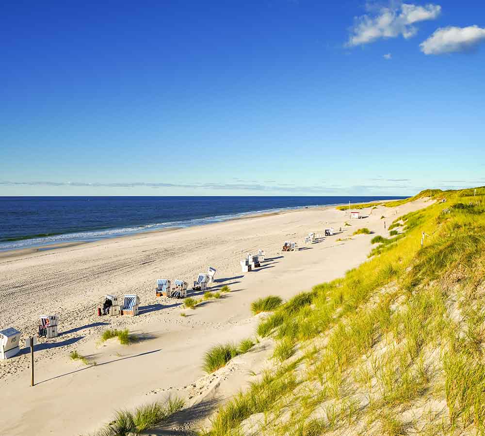 Von Kassel nach Sylt fliegen: Blick auf den Weststrand auf der nordfriesischen Insel Sylt.