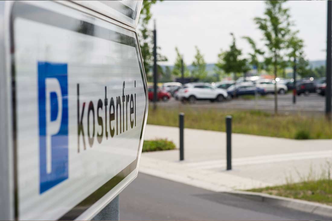 Schild: Kostenfreies Parken am Flughafen Kassel