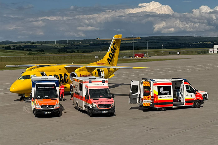 Rettungskräfte bei einem Übungseinsatz am Kassel Airport.