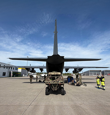 Eine Airbus A400M der deutschen Luftwaffe während eines Trainings am Kassel Airport.