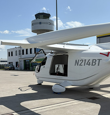 Ein elektrisches Flugzeug während Ladung am Kassel Airport.