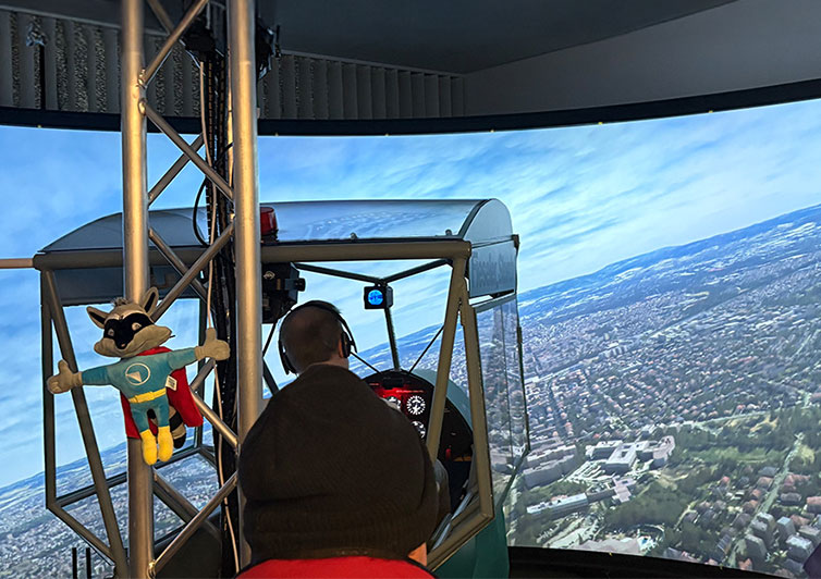 Der Flugsimulator der Fieseler Storch am Kassel Airport ist für Besucher zugänglich.