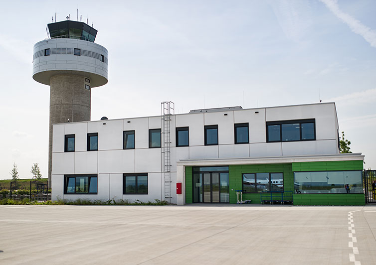 Tower und GAT am Kassel Airport.