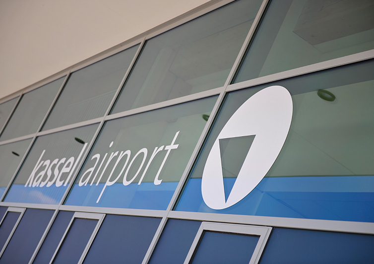 Schriftzug Kassel Airport am Eingang.