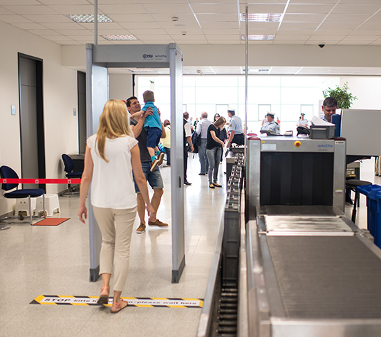 Nach dem Check-In am Kassel Airport folgt die Sicherheitskontrolle.