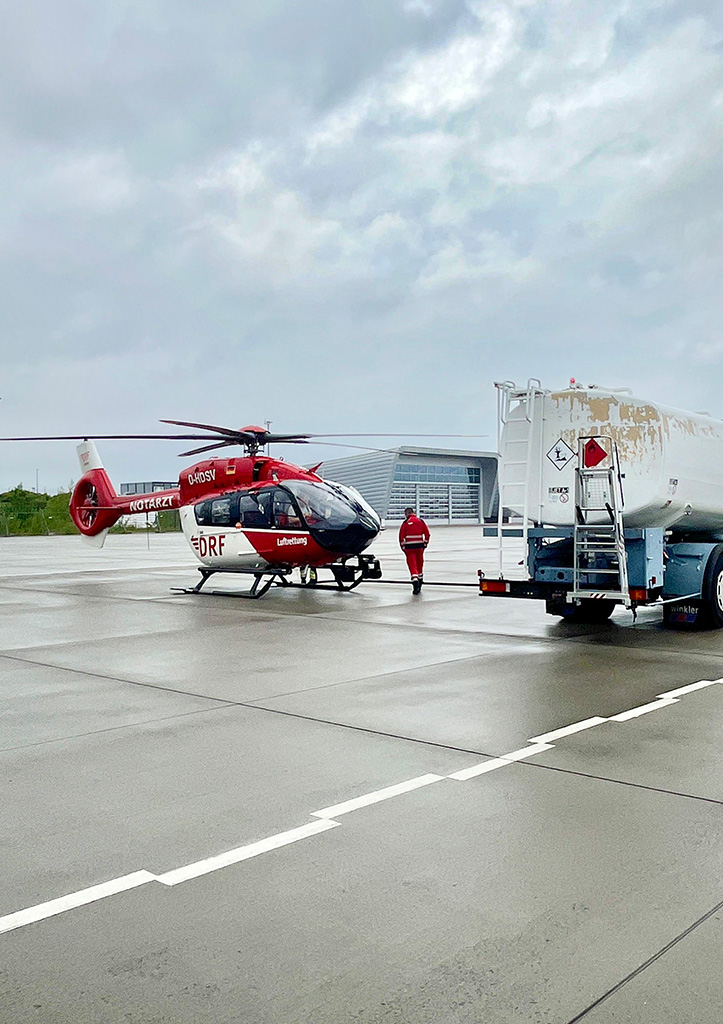 Ein Notarzt Hubschrauber am Kassel Airport bei einem Ambulanztransport. 