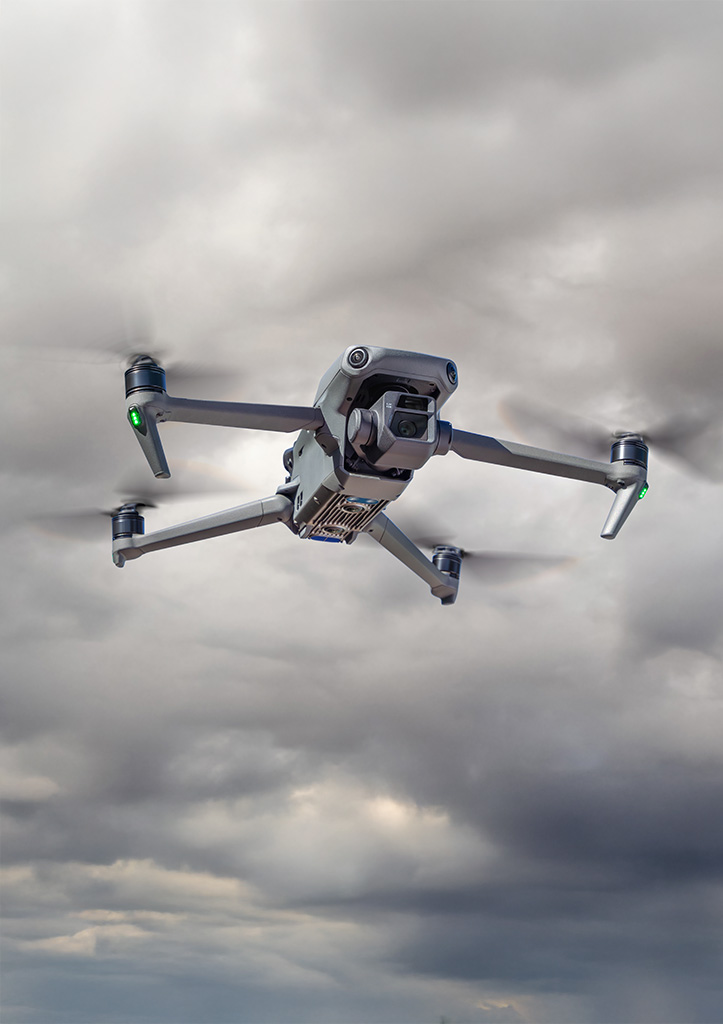 Eine UAS Unmanned Aircraft System Quadcopter Drohne fliegend.