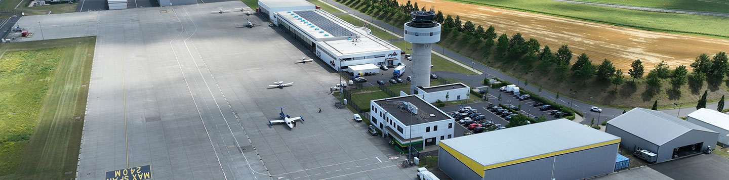 Die Infrastruktur des Kassel Airport mit Start und Landebahn.