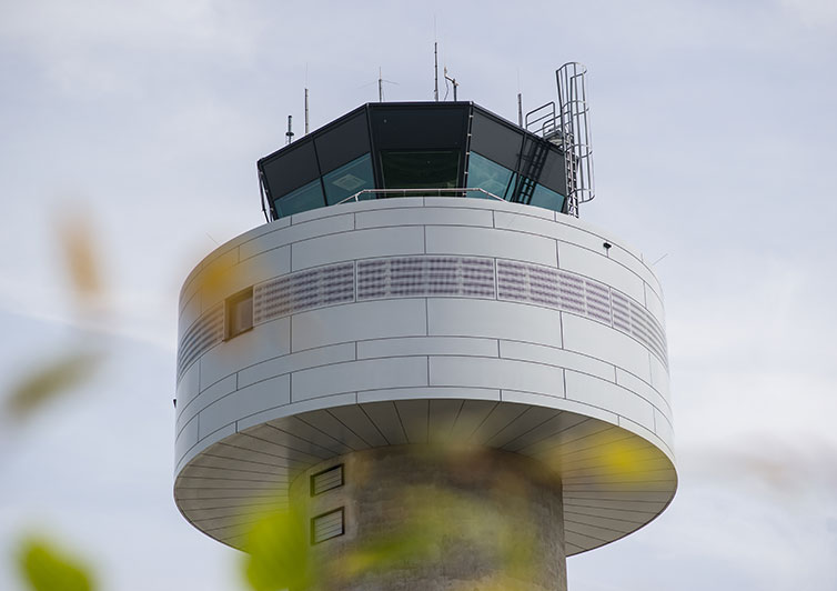 Tower des Kassel Airport in Kassel-Calden.