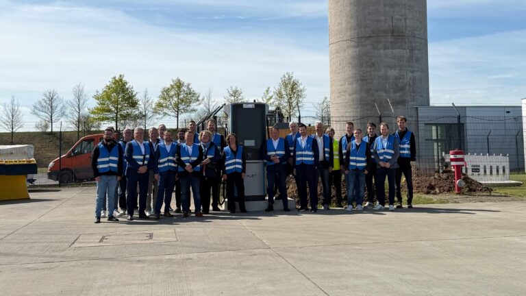 Gruppe von Personen vor der Ladesäule