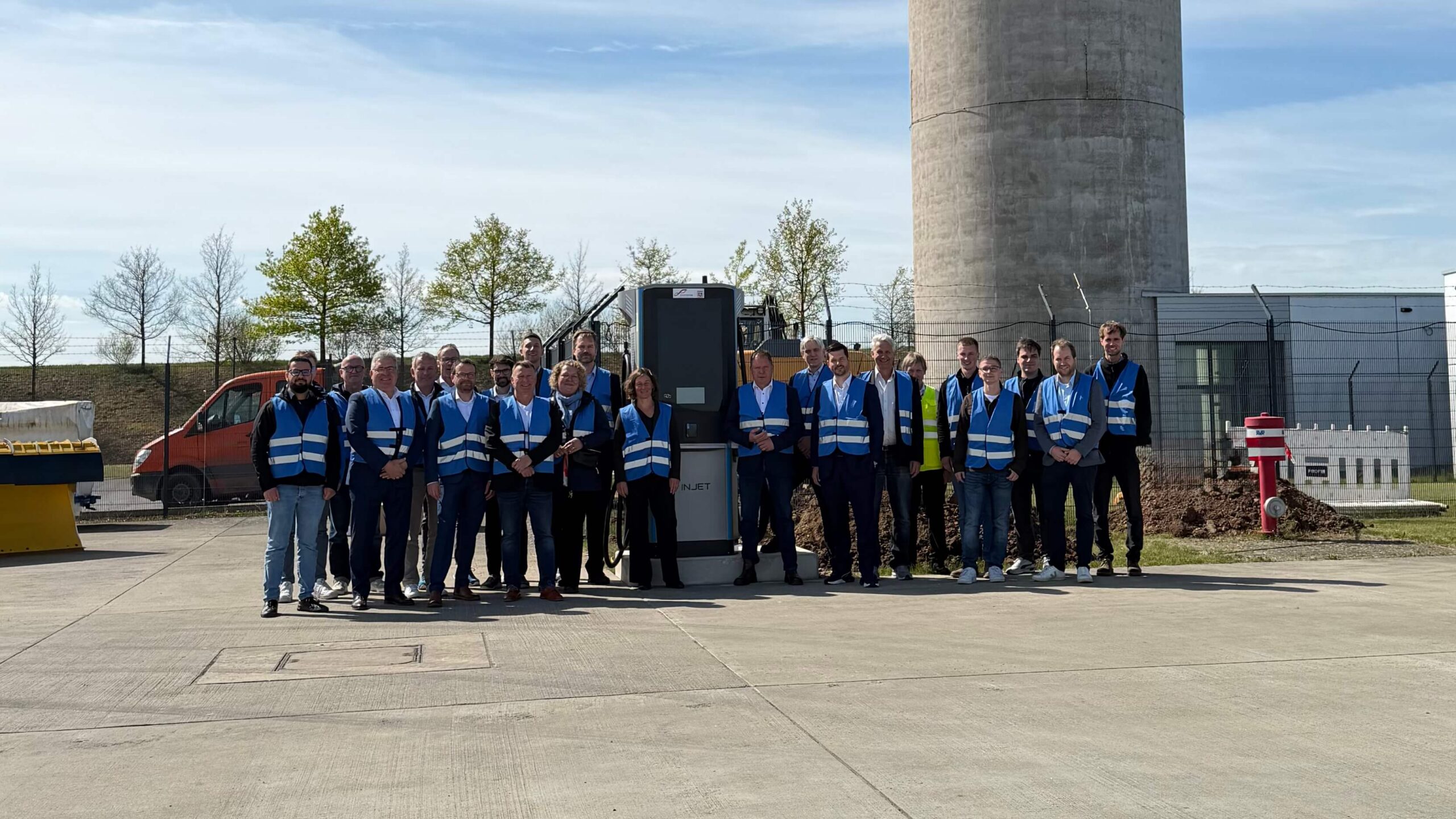 Gruppe von Personen vor der Ladesäule