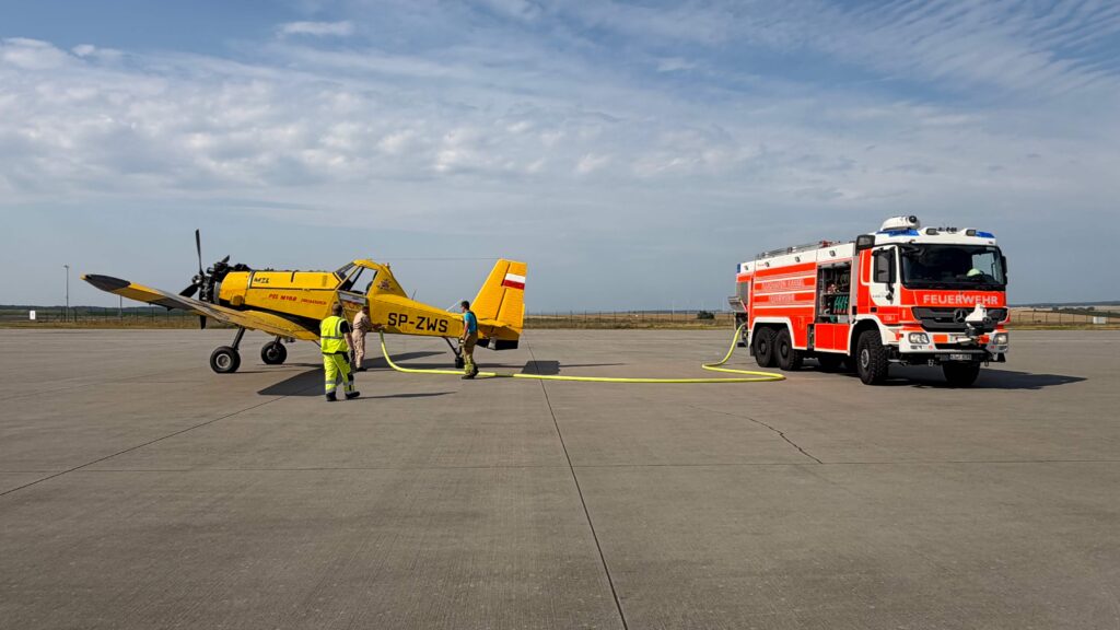 Löschflugzeug bei der Wasser-Betankung