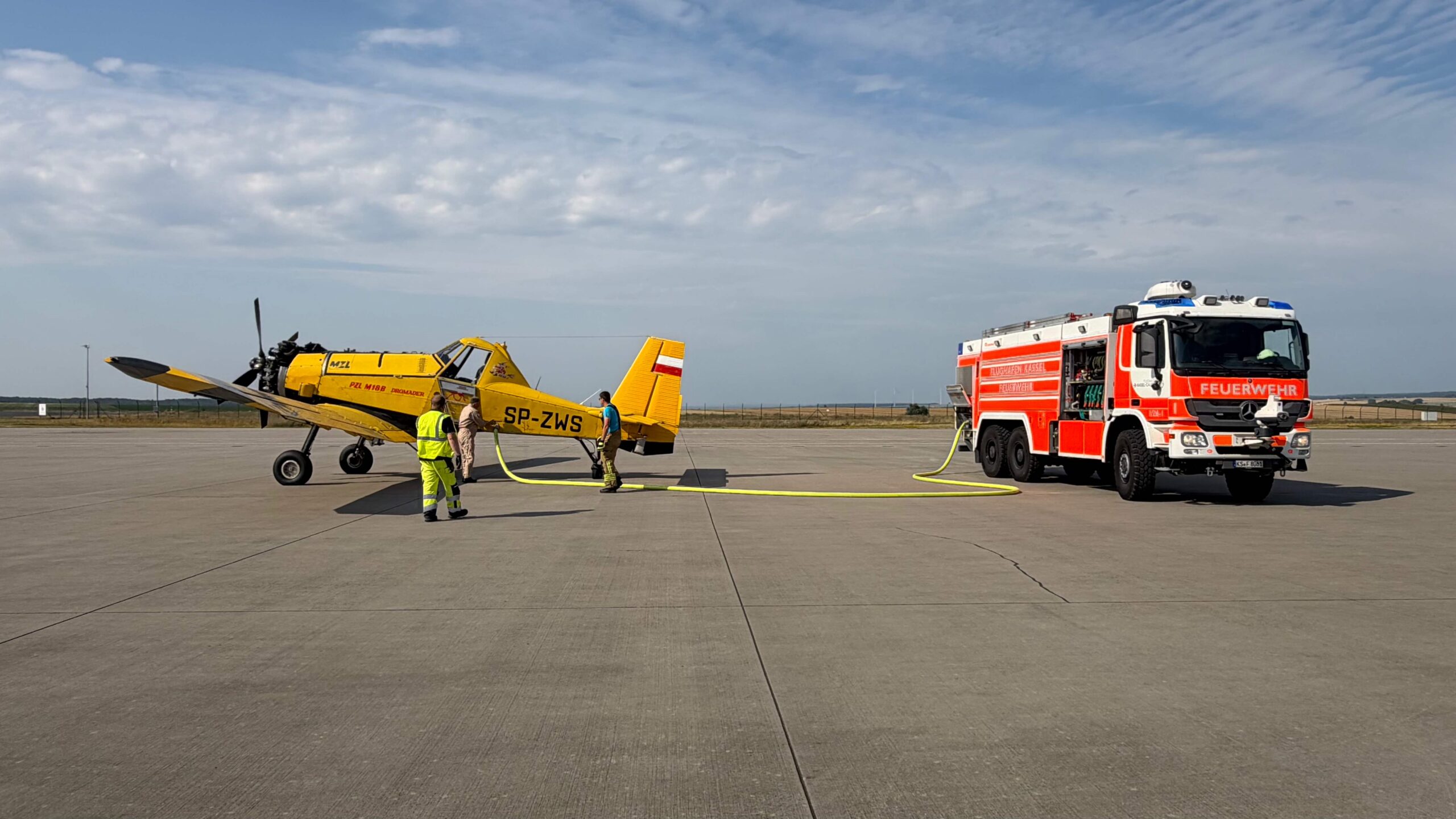 Löschflugzeug bei der Wasser-Betankung
