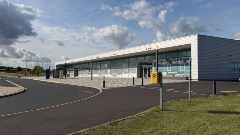 Kassel Airport Terminal mit neuer Folierung