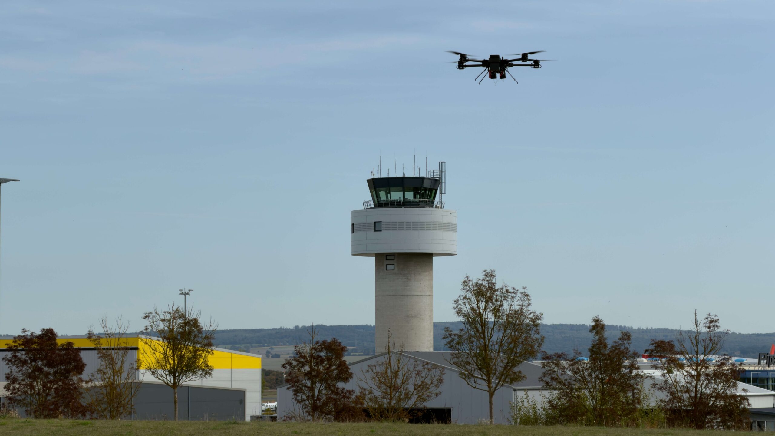 Tower mit fliegender Drohne