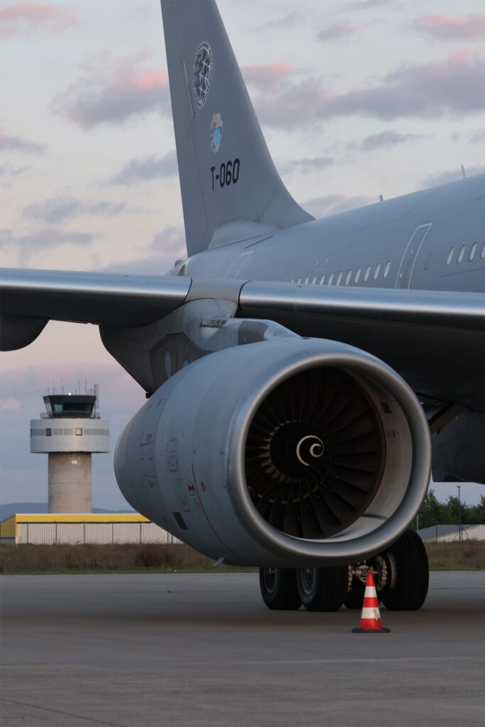 A330 mit Tower im Hintergrund