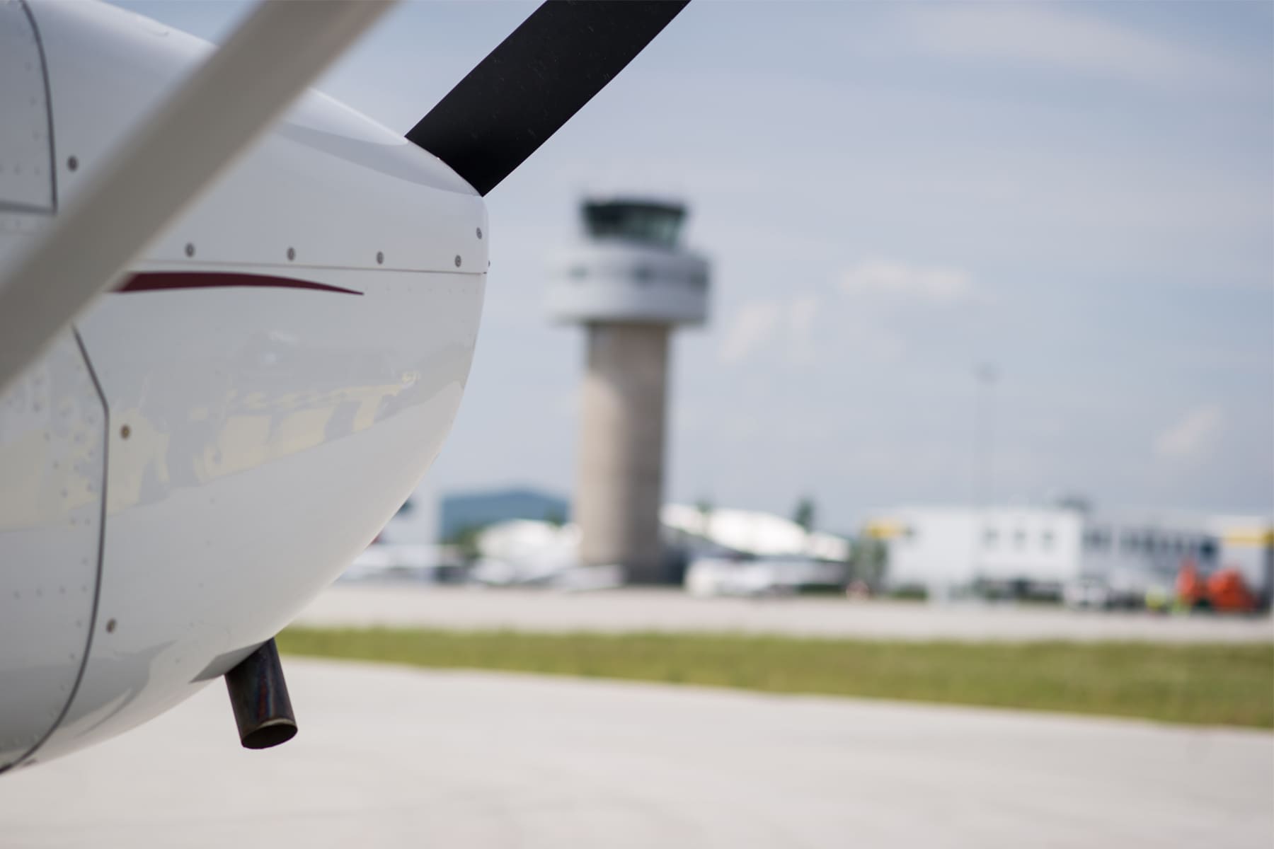 Flieger mit Tower im Hintergrund