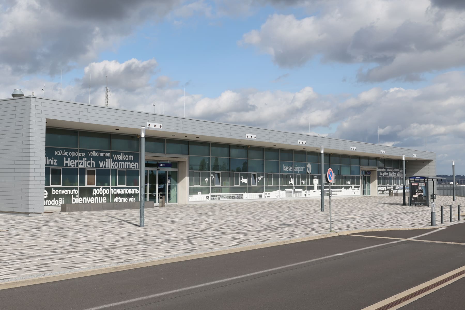 Kassel Airport Terminal neue Folierung