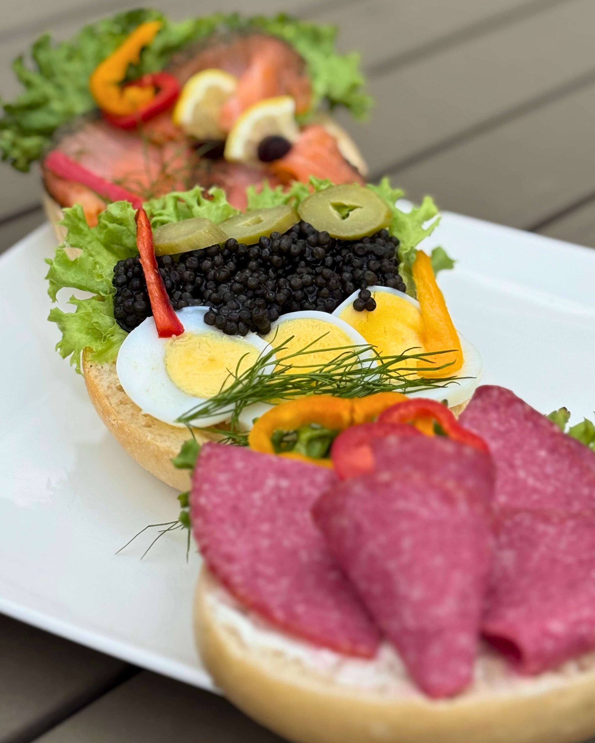 Belegte Brötchen auf einem Teller