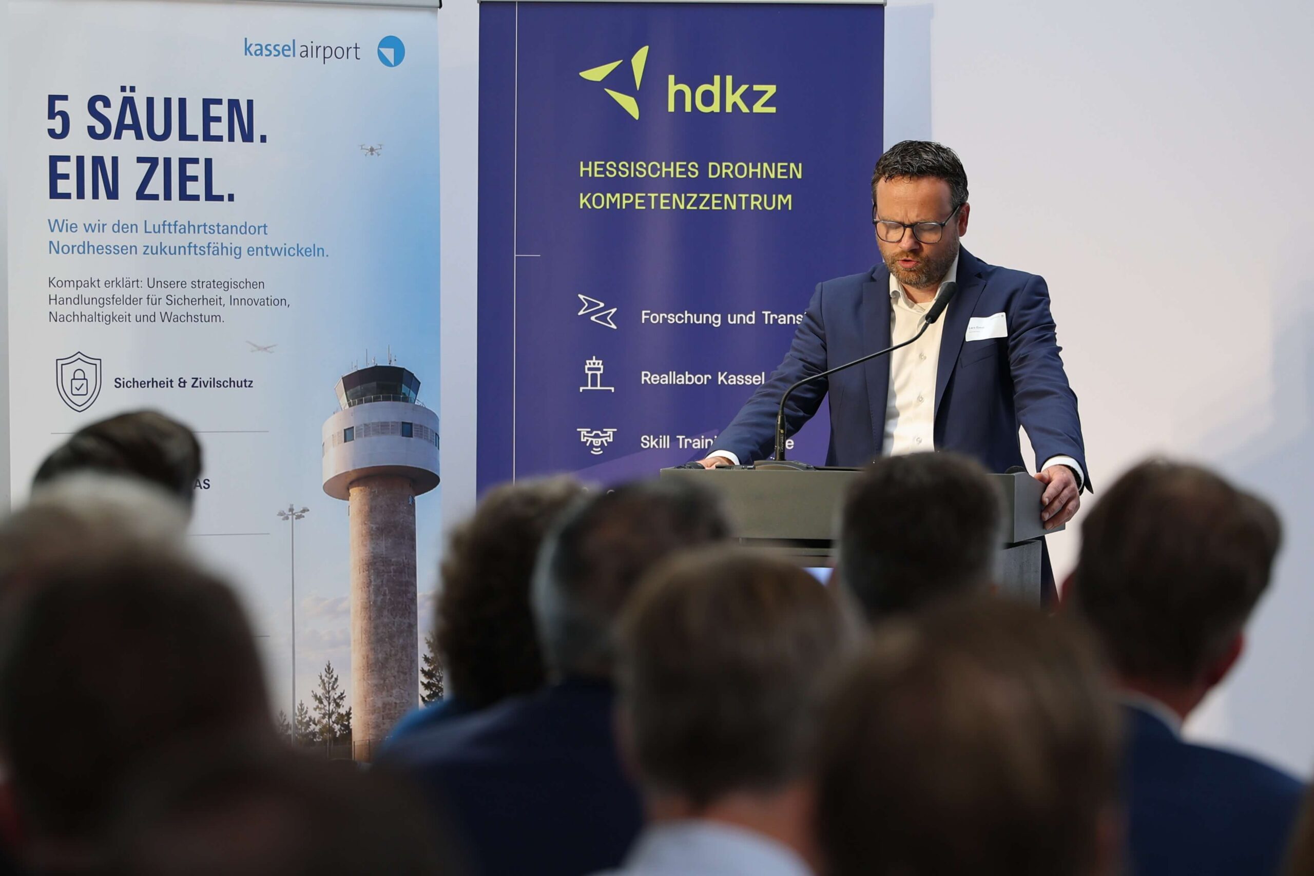 Lars Ernst hält die Rede bei der Drohnen Bescheidübergabe