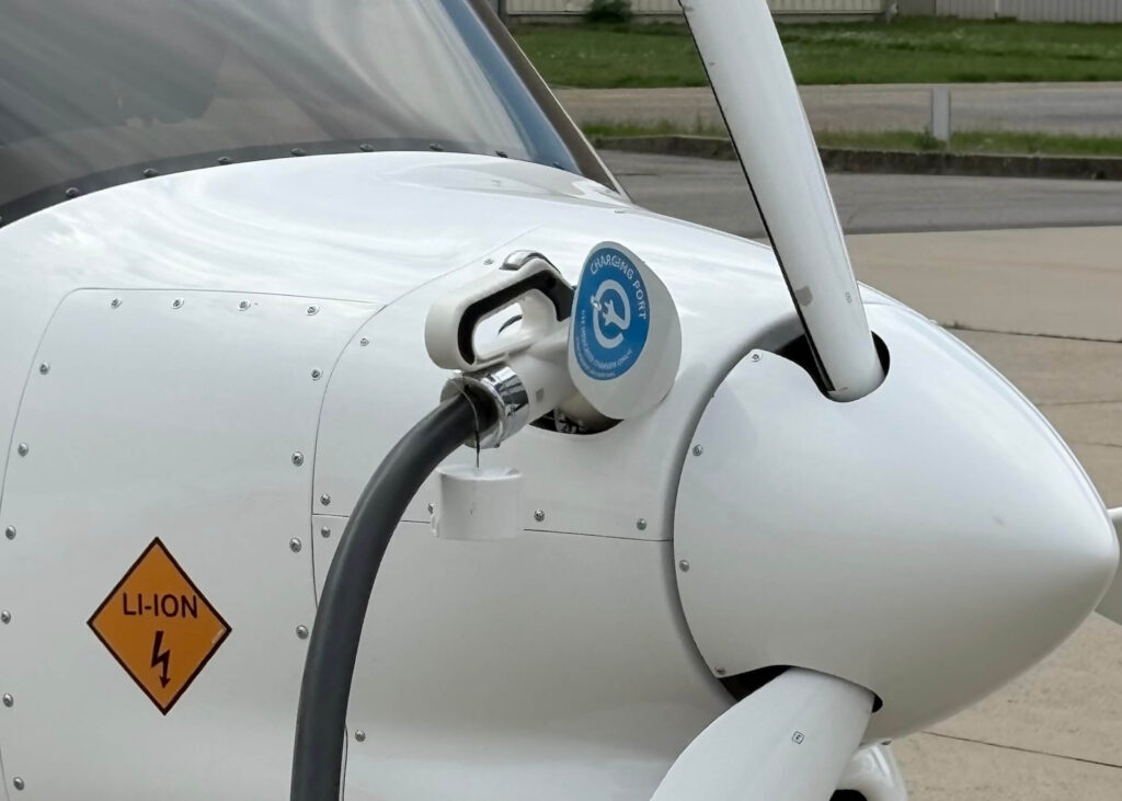 Elektroflieger beim Laden