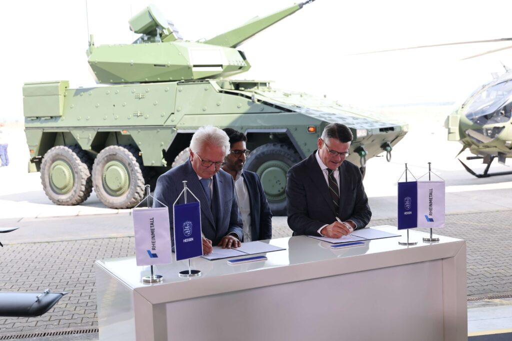 Zwei Personen unterschreiben Memorandum of Understanding