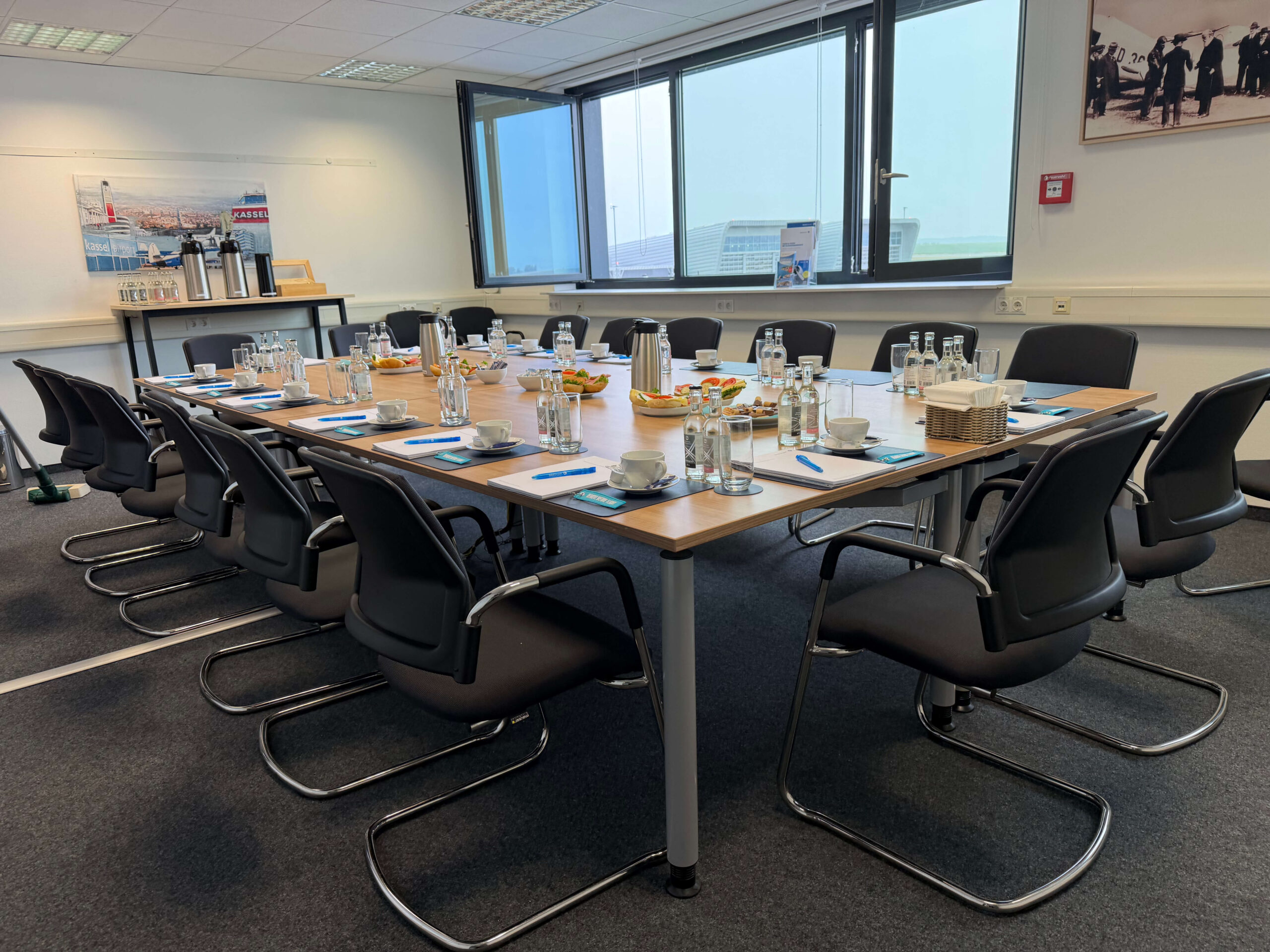 Gedeckter Tisch im GAT Konferenzraum