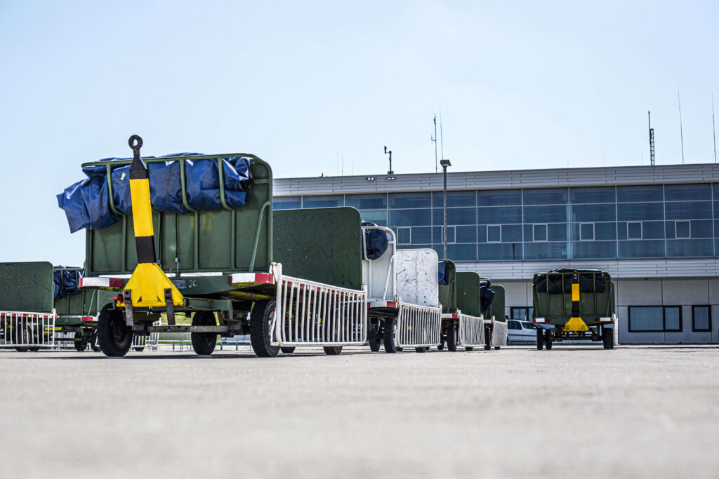 Gepäckwägen vor dem Terminal