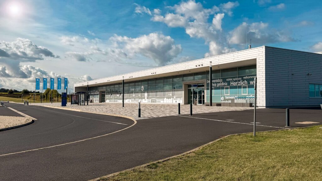 Kassel Airport Terminal mit Flaggen