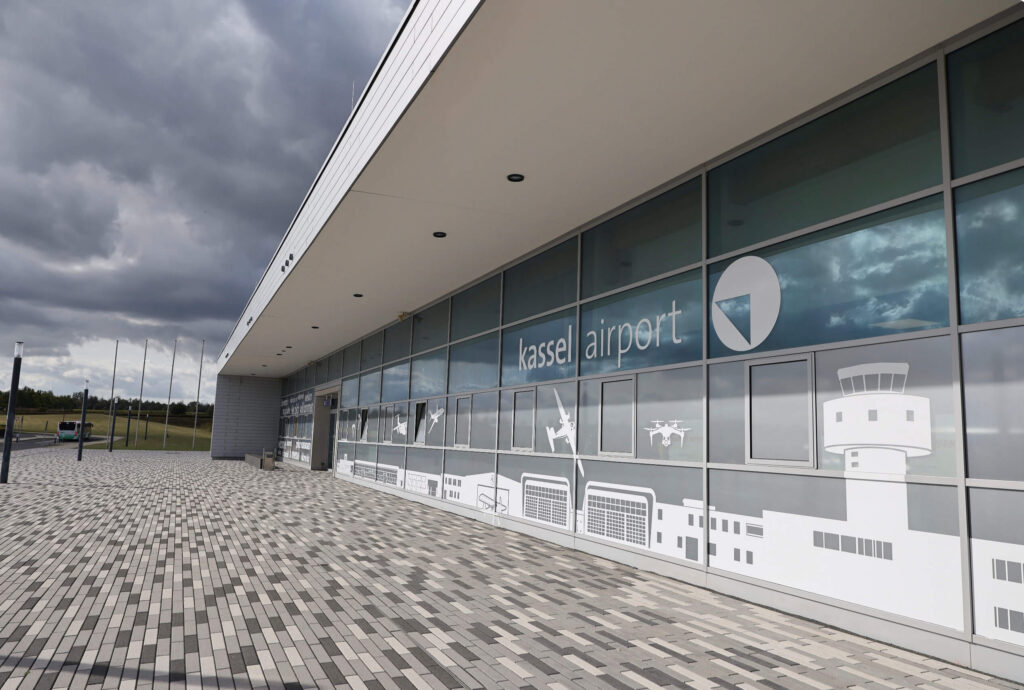 Neue Folierung des Kassel Airport Terminals