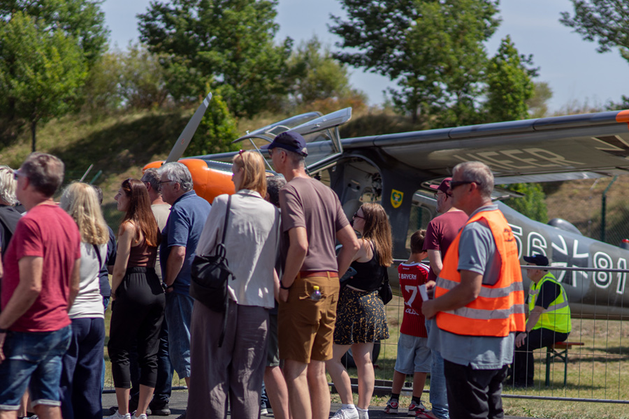 Fieseler Storch Fly-In, Personen Gruppe vor einem Flieger