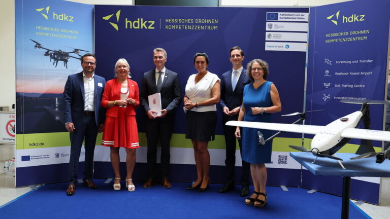 Pressefoto zur Bescheidübergabe des HDKZ am Kassel Airport